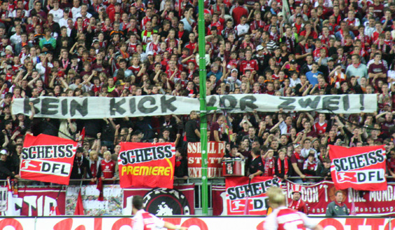 Spruchband in der Westkurve: Kein Kick vor Zwei!