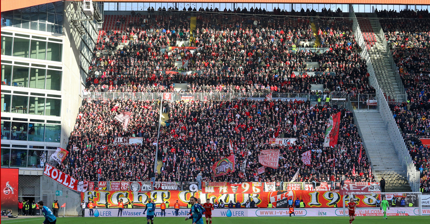 Gegnerische Fans im Gästeblock des Fritz-Walter-Stadions