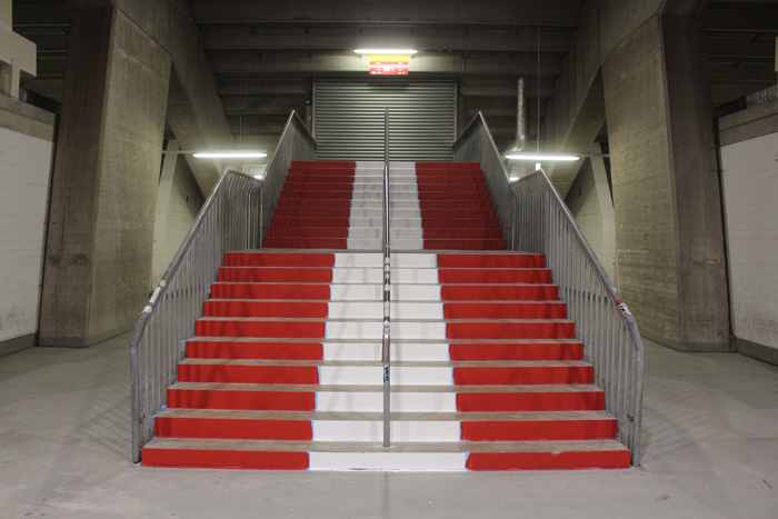 Die Treppen vor der Bemalung - jetzt in rot und weiß