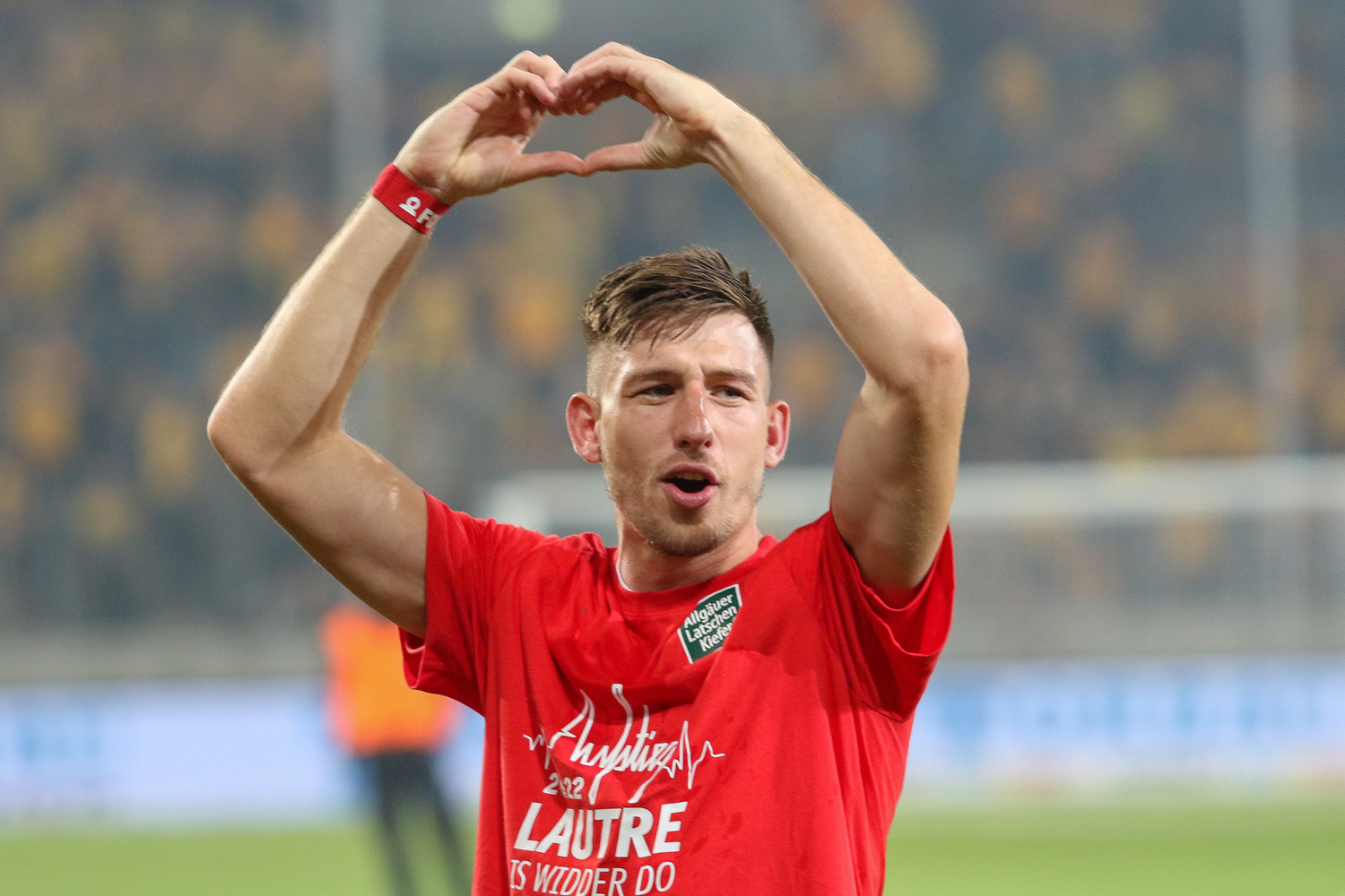 Daniel Hanslik bejubelt in Dresden den FCK-Aufstieg