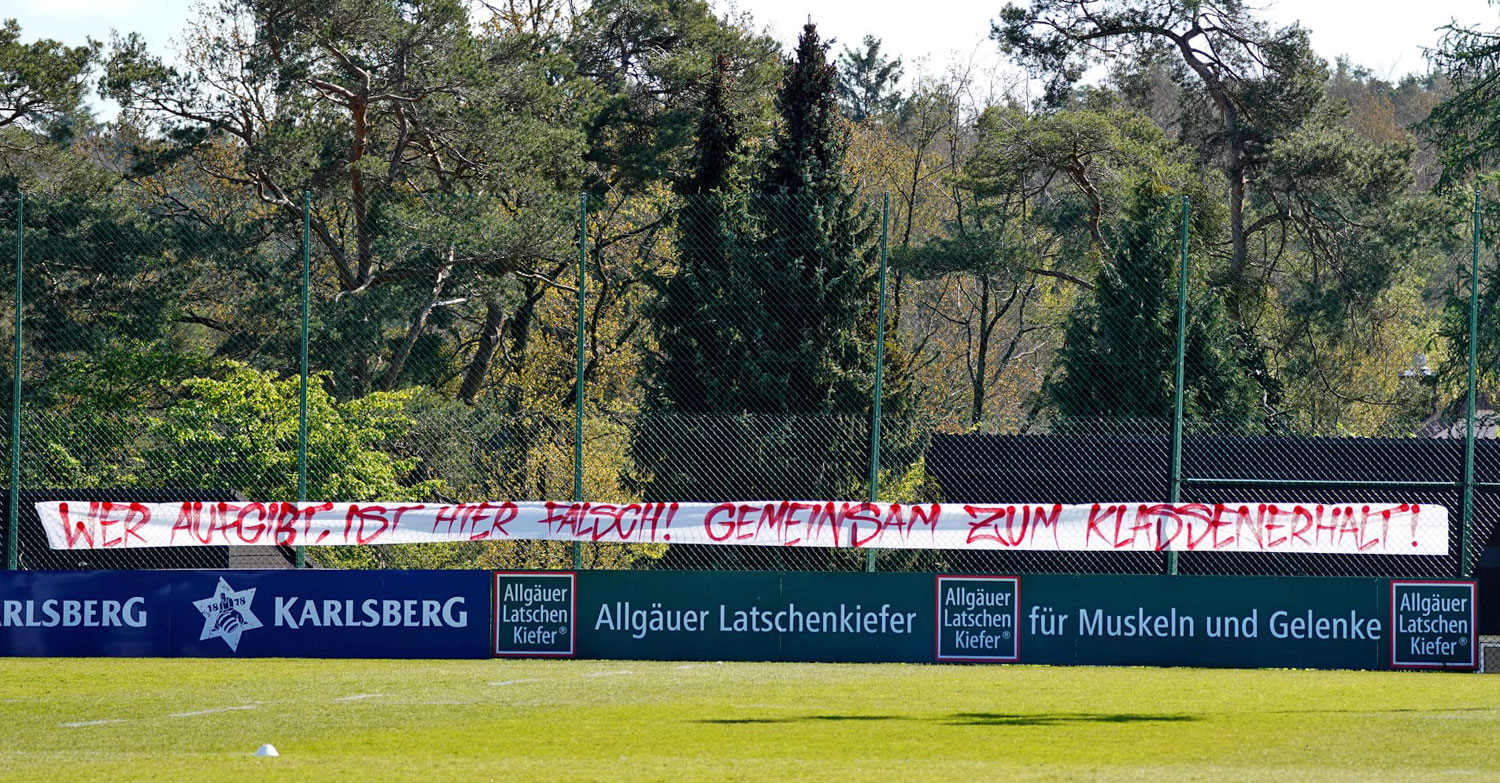 Spruchband am Trainingsplatz: Wer aufgibt, ist hier falsch! Gemeinsam zum Klassenerhalt!