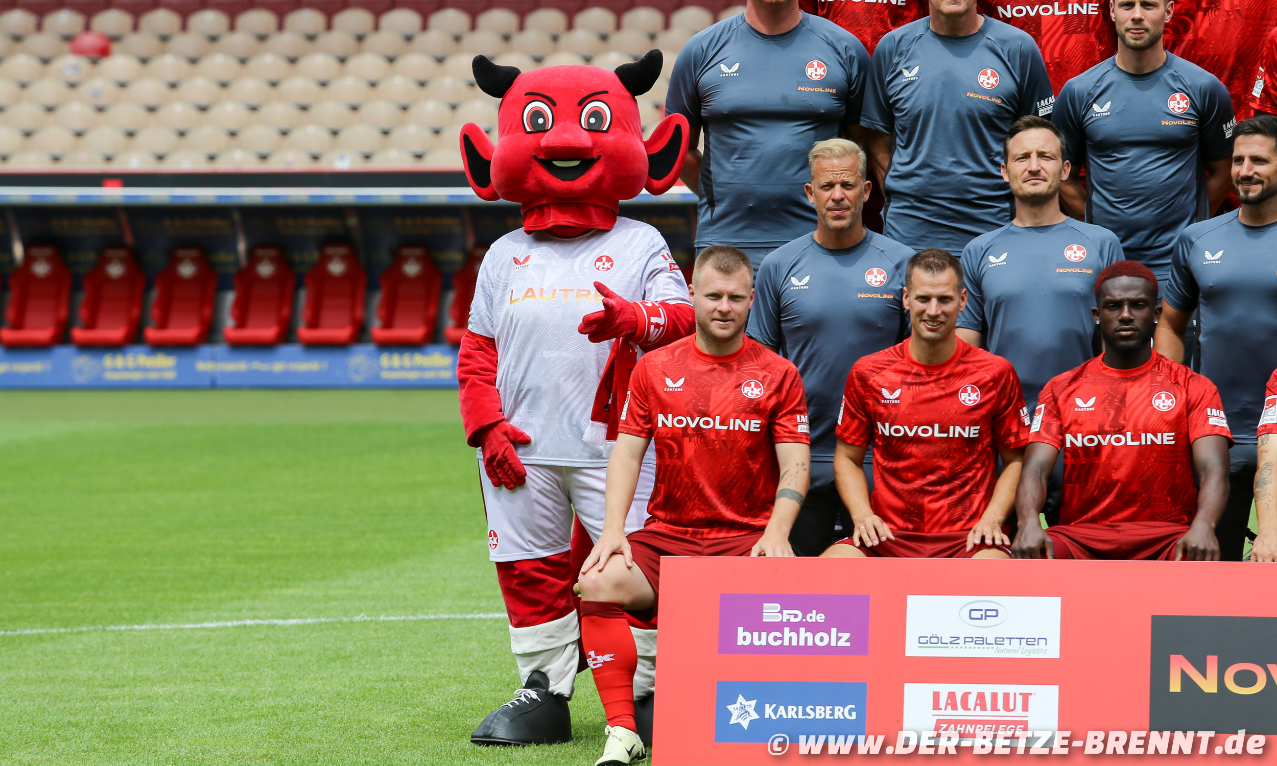 Maskottchen Betzi mit dem neuen Auswärtstrikot